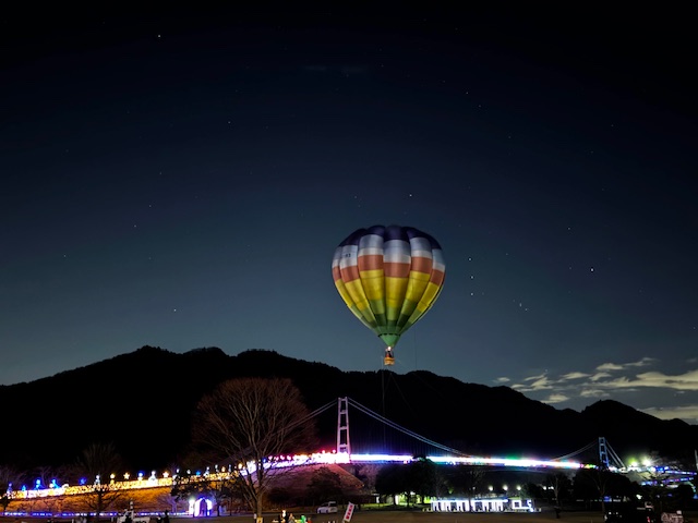 夜空に浮かぶ気球