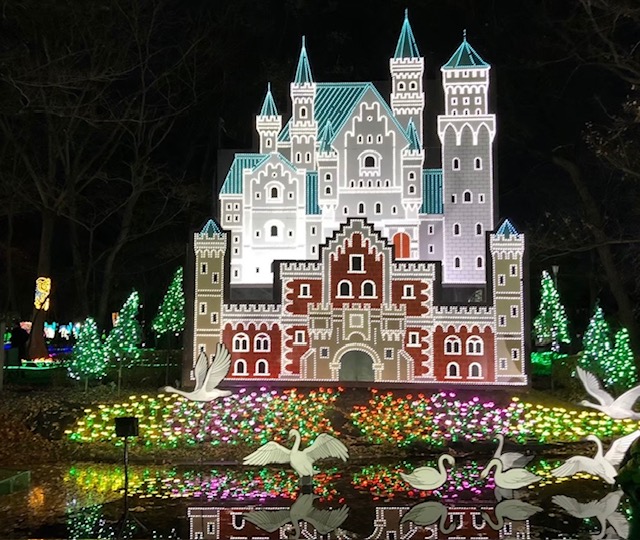 グリムの森イルミネーションのシンボル、お城と白鳥