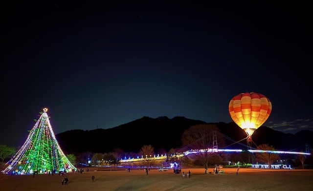 ジャンボクリスマスツリーと気球